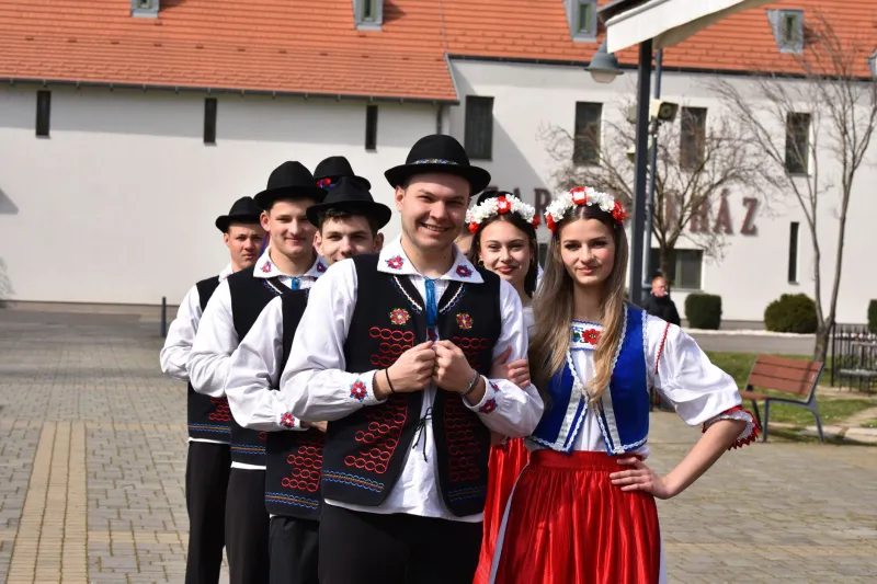 Mala Domovina u Velikom Gradu: Kako Slavenske Zajednice Grade Vlastite Svjetove Unutar Amerike